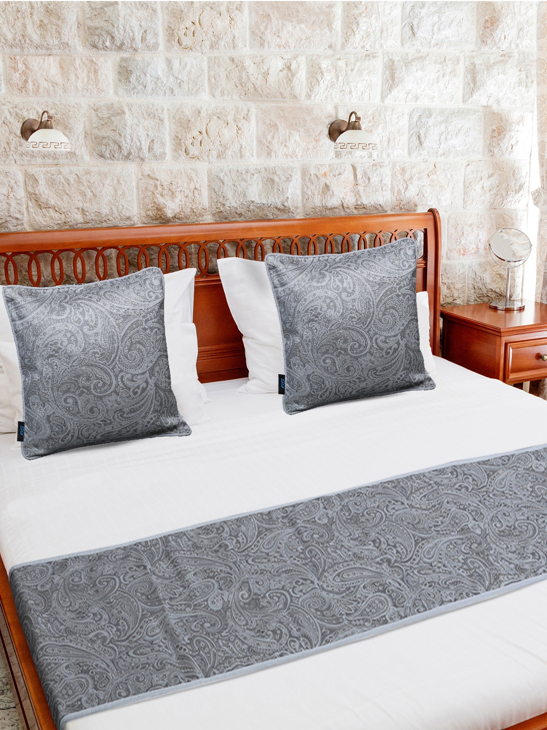 Bed runner with cushion clearance