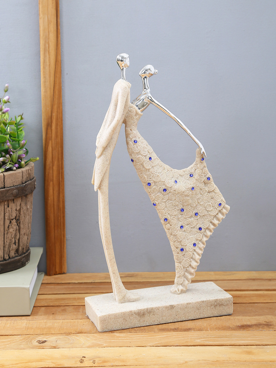 TAYHAA Affectionate and Lovable Couple Silver Resin Natural Bedroom Medium Showpiece - 11.8 Inches