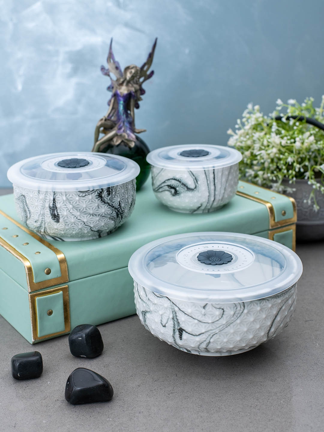 White Gold Set of 3 White Blue Airtight Bowls with Plastic Lids