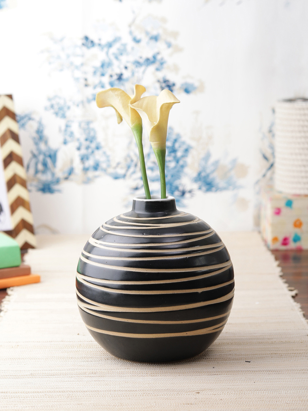 VarEesha Black & Beige Criss-Cross Textured Ceramic Vase