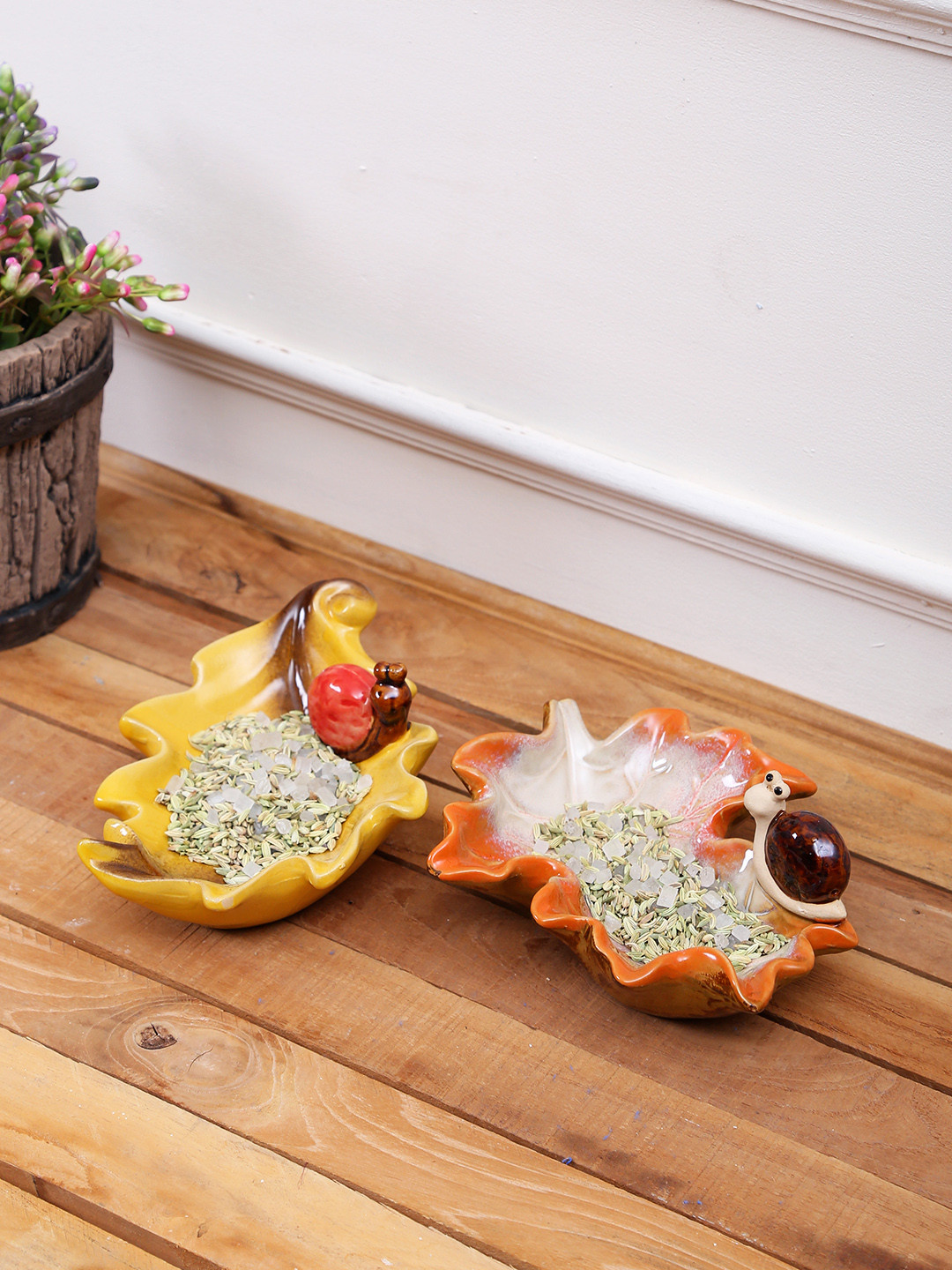 TAYHAA Snails Sitting On A Tray Multicoloured Ceramic Glossy Living Room Set of 2 Medium Showpieces -