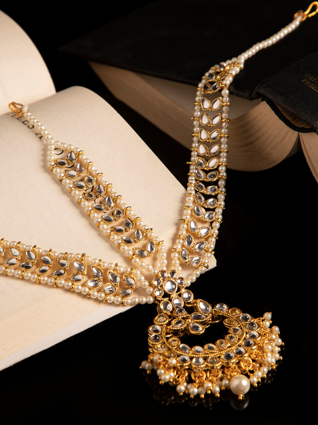 ANIKAS CREATION Women Gold-Plated & White Kundan & Pearl Embellished Matha Patti