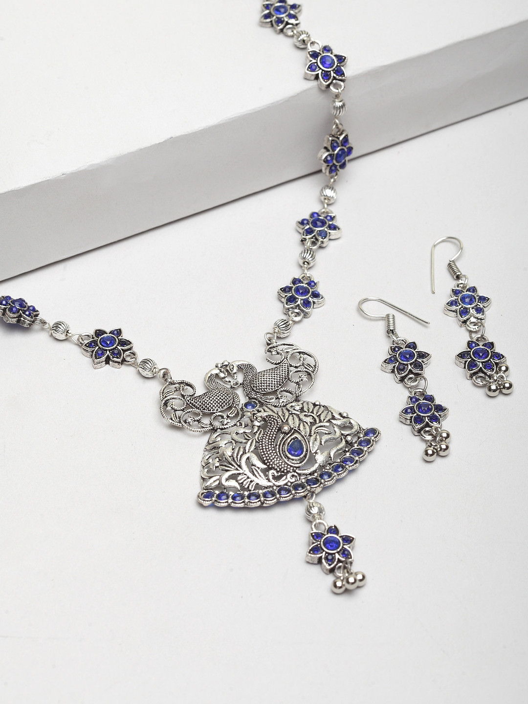 Moedbuille Women Silver-Plated Handcrafted Jewellery Set