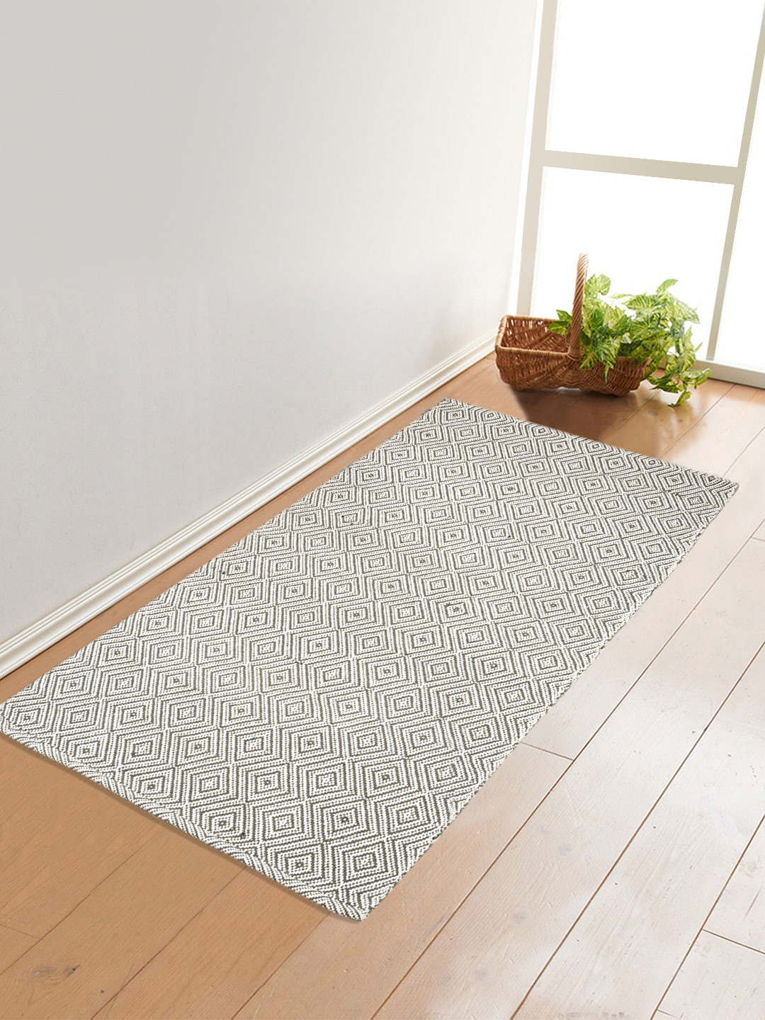 Saral Home Grey & Off-White Geometric Patterned Floor Mat