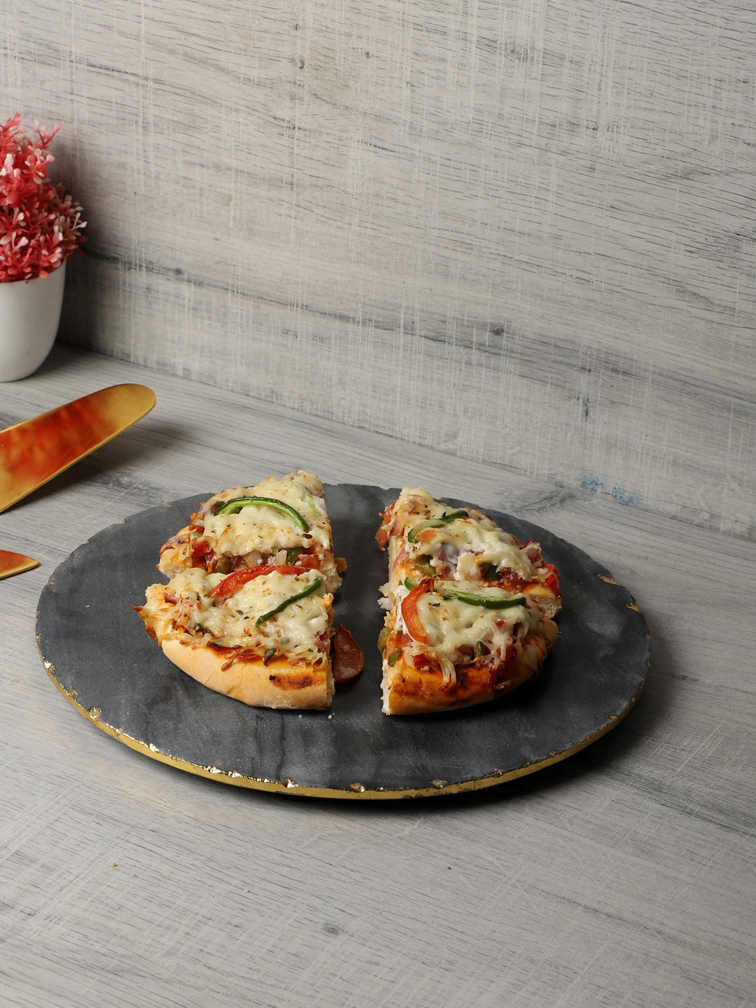 NikkisPride Black & Gold-Toned Sustainable Round Handmade Marble Pizza Platter