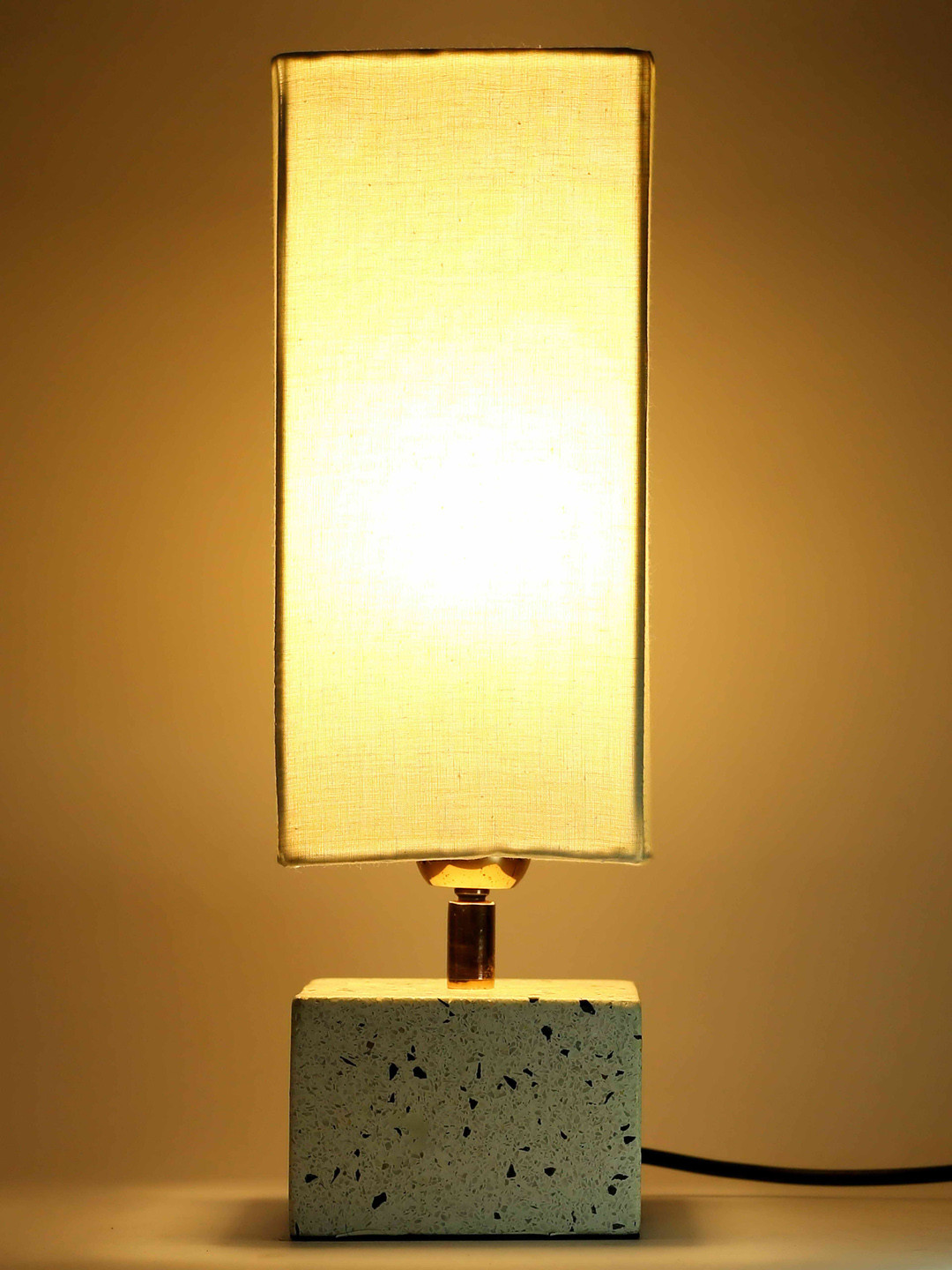 POSH-N-PLUSH White Solid Terz square Traditional Column Table Lamp