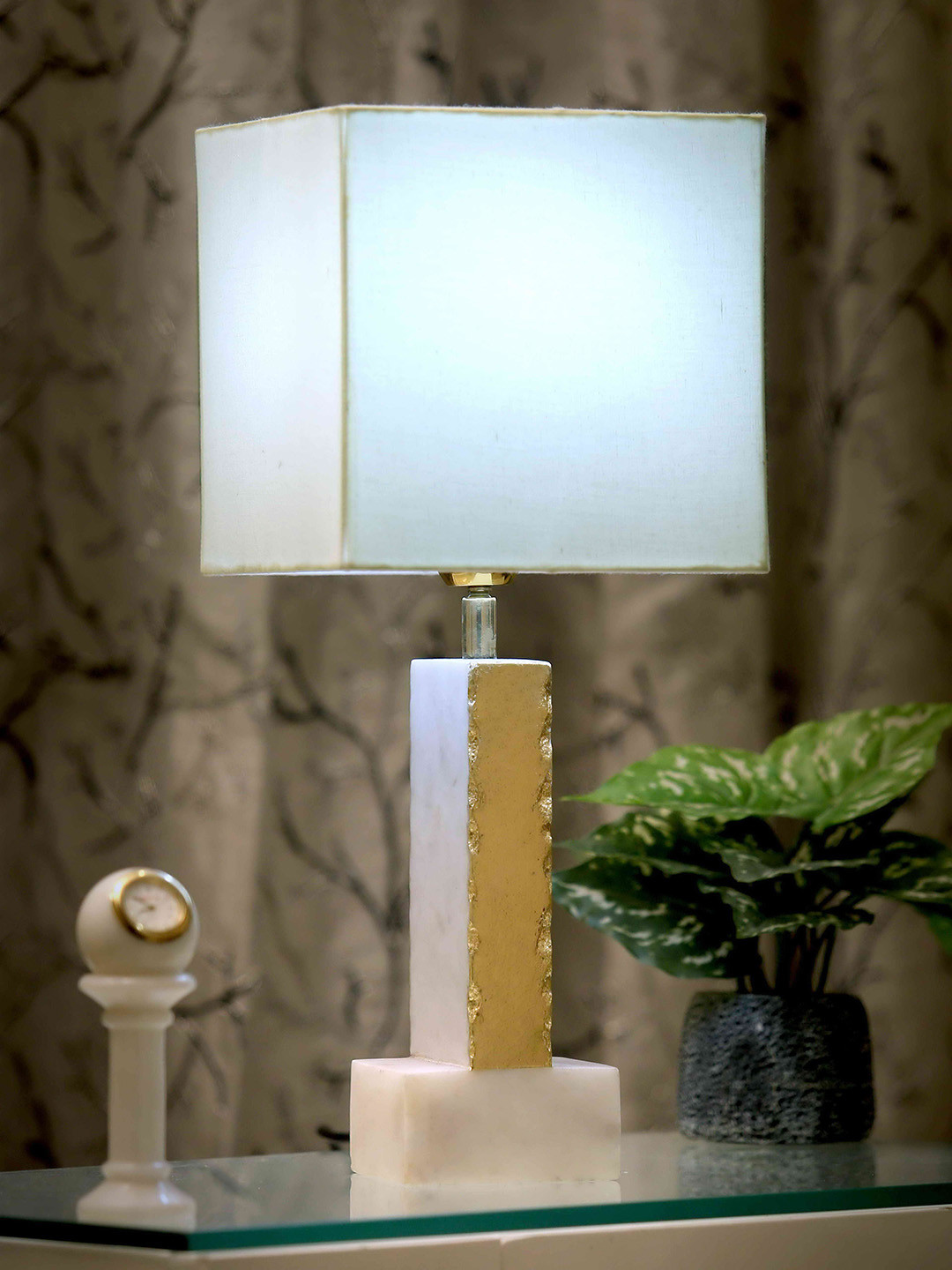 POSH-N-PLUSH White Solid Traditional Buffet Table Lamp with Shade