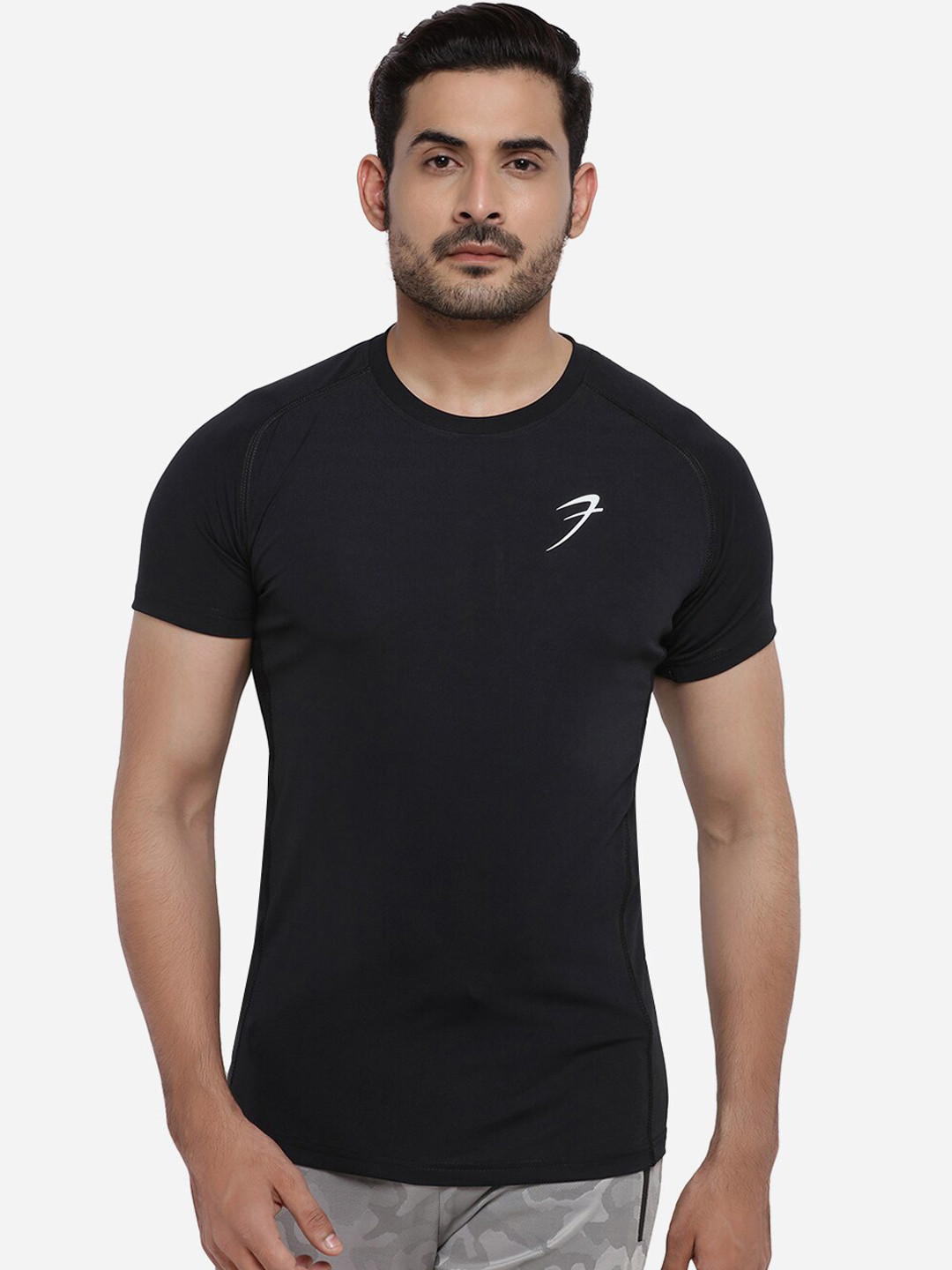 FUAARK Men Black Solid Round Neck T-shirt