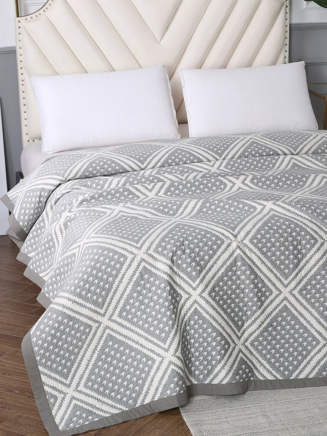URBAN DREAM Grey & White Geometric Double Queen Bed Cover