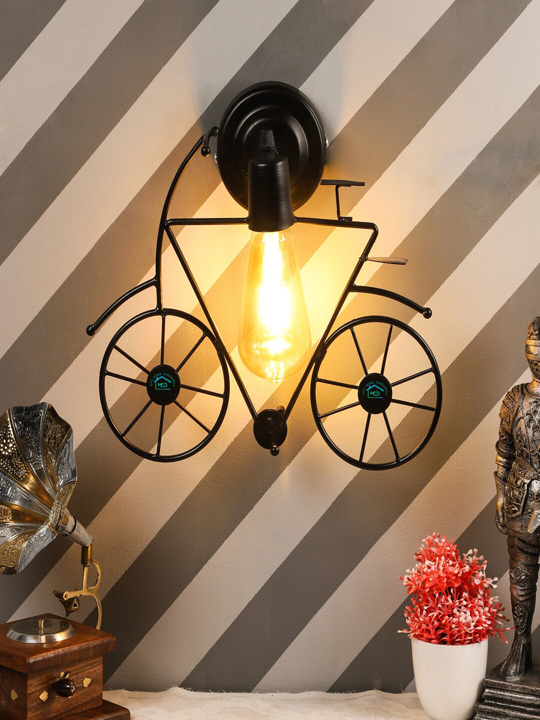 MFD HOME FURNISHING Black Solid Traditional Armed Sconce Lamp
