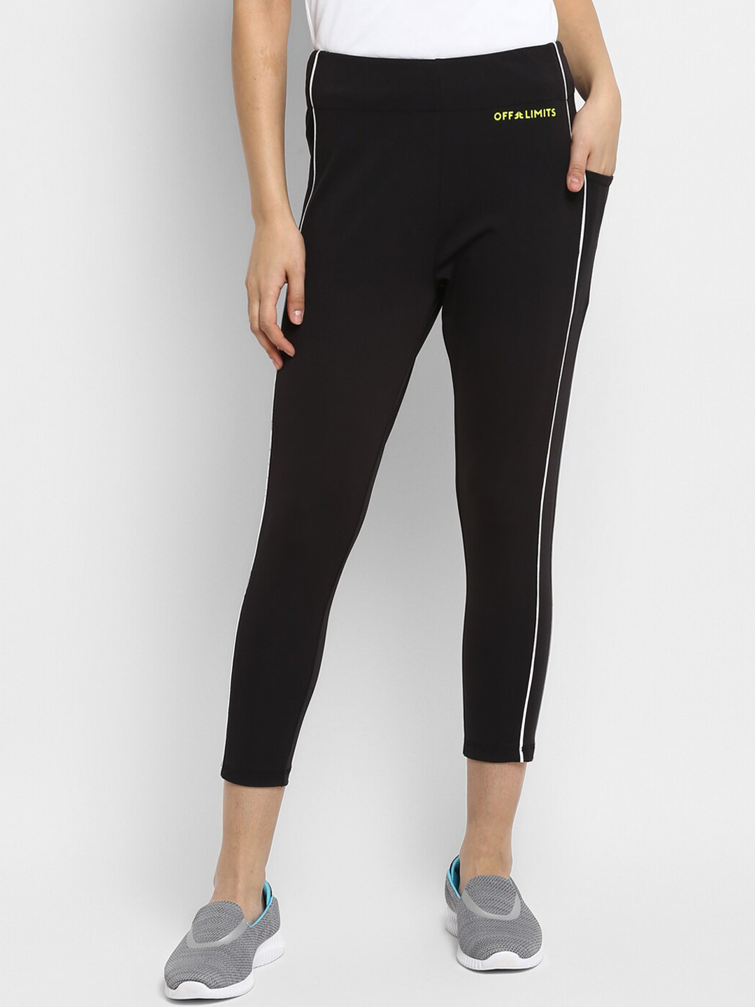 OFF LIMITS Women Black Solid Cropped Tights