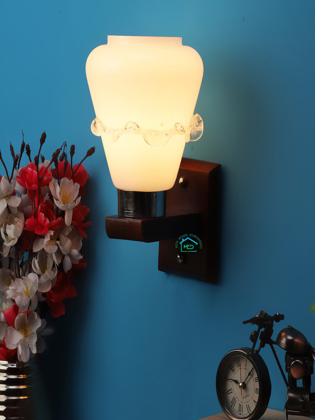 MFD HOME FURNISHING White Solid Wallchiere with Bulb