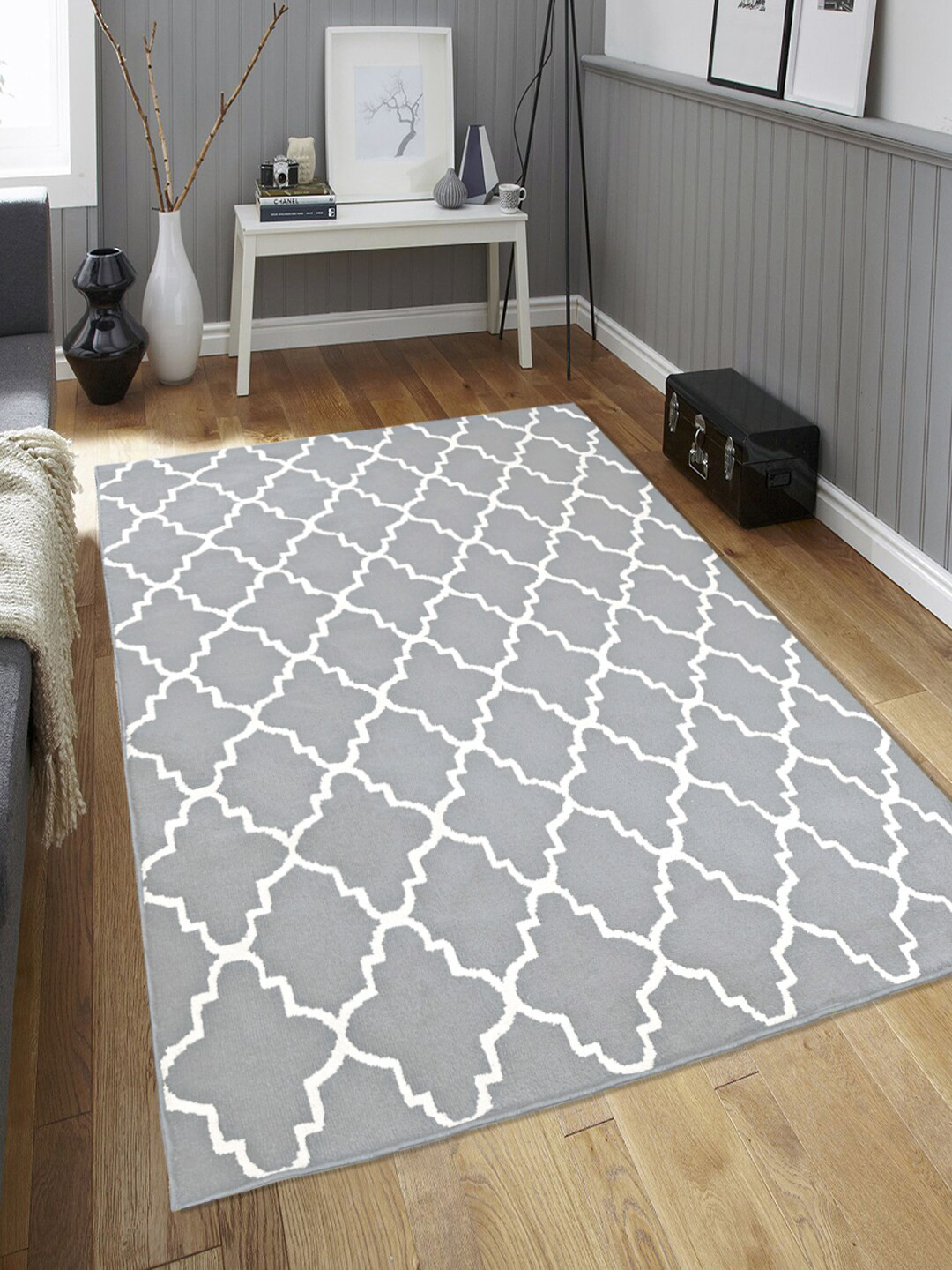 Saral Home Grey & White Ogee Patterned Microfiber Anti-Skid Carpet