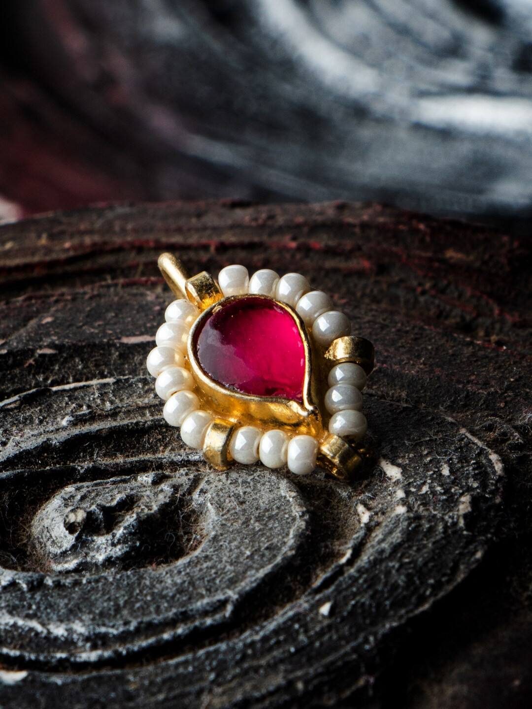 MORKANTH JEWELLERY Gold-Plated Pink & White Kundan & Pearl Embellished Nosepin