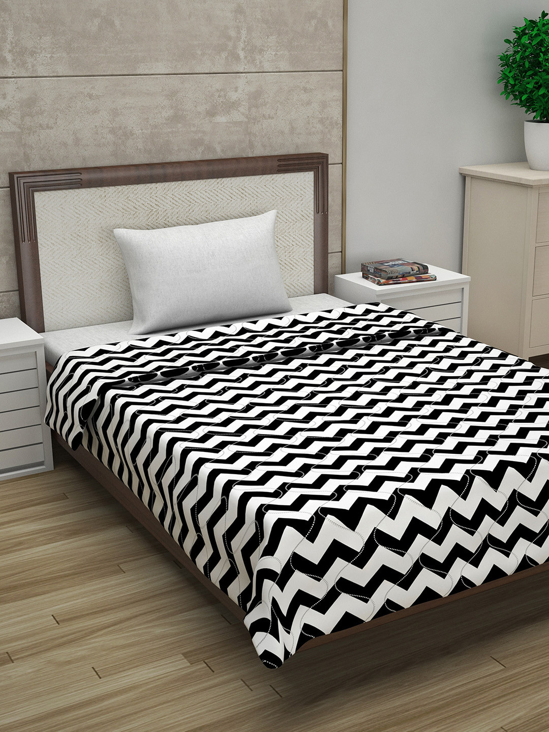 Divine Casa Black & White Geometric Mild Winter 110 GSM Single Bed Comforter