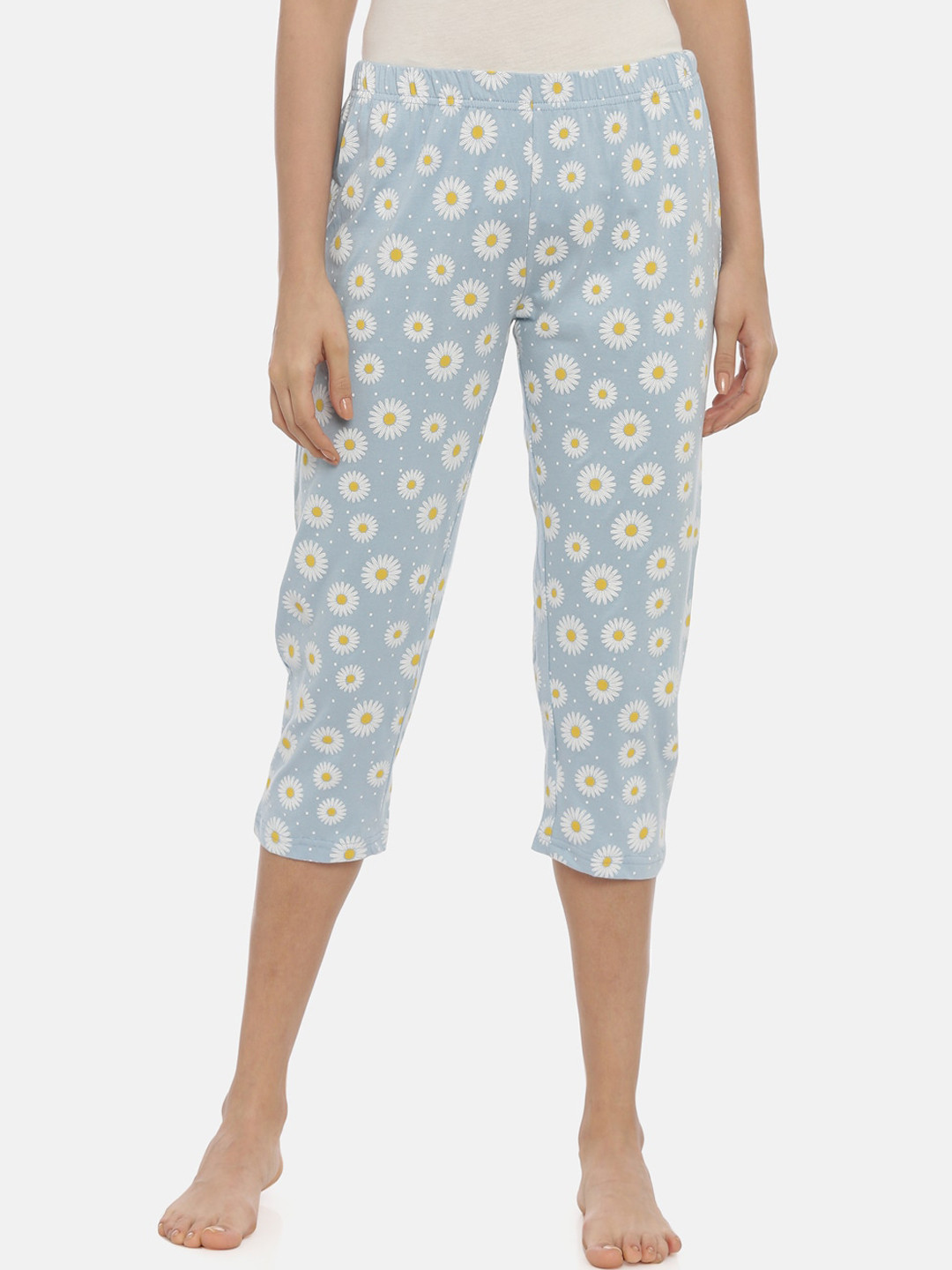 Curare Women Blue & White Printed Capris