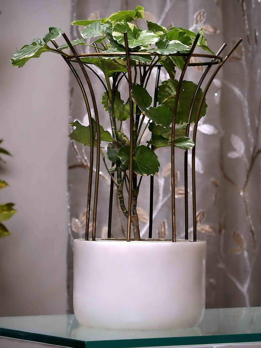 POSH-N-PLUSH White Marble Planter with Metal Mesh