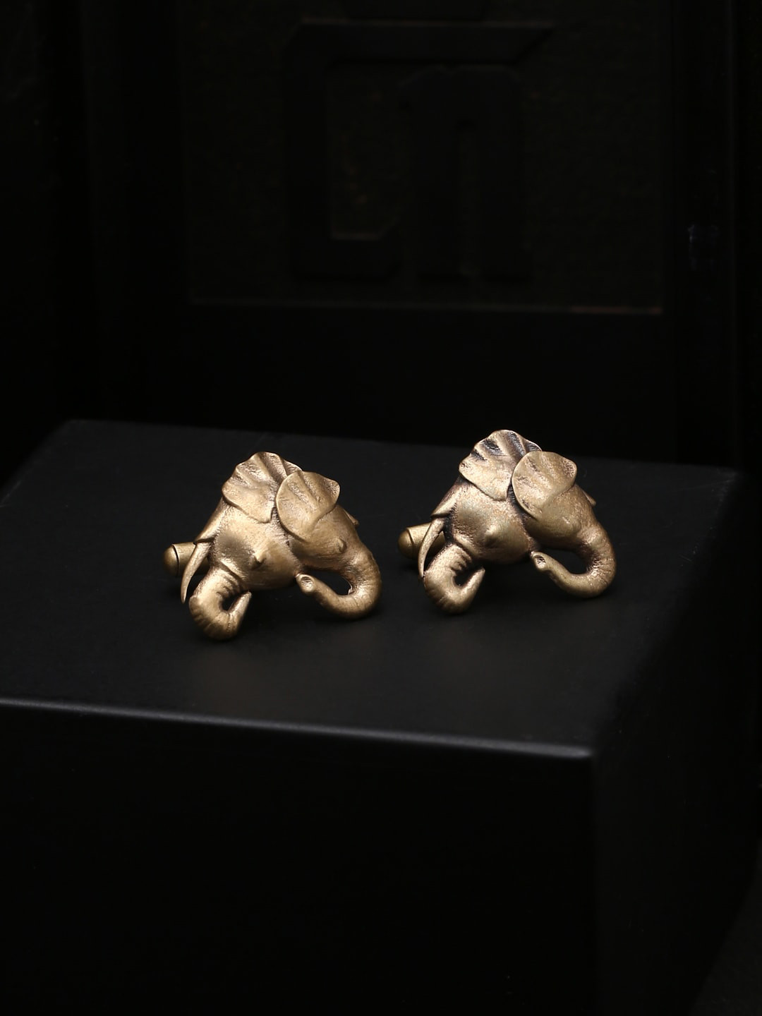 COSA NOSTRAA Men Metallic Engraved Elephant Cufflinks