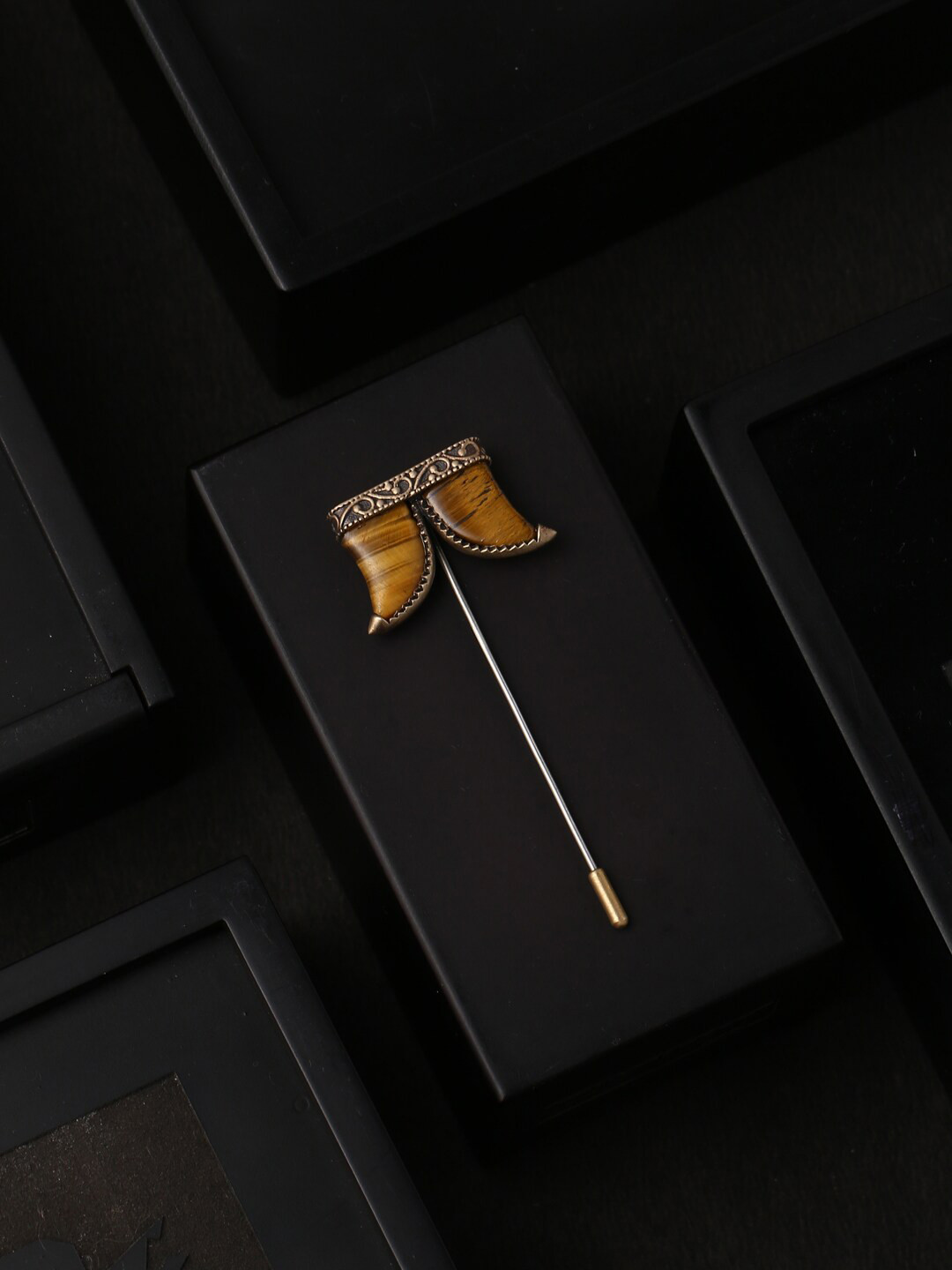 COSA NOSTRAA Men Gold-Toned The Claws Shaped StateMent Lapel Pin