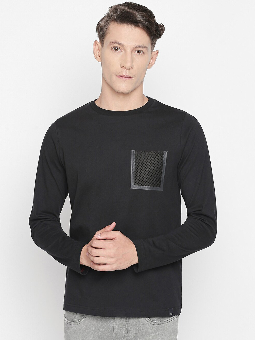 Basics Men Black Solid Round Neck T-shirt