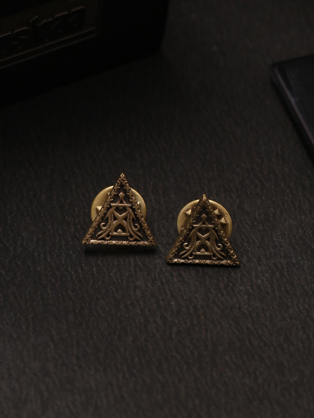 COSA NOSTRAA Men Gold-Toned Triangle Shield Collar Tips Accessory Gift Set