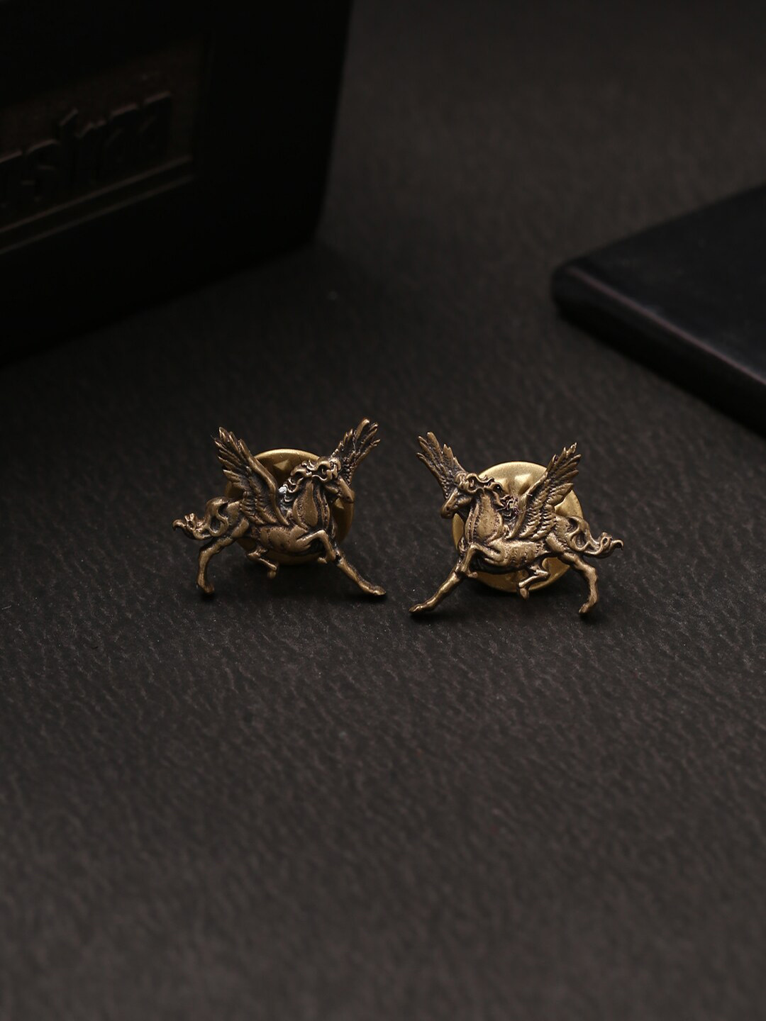 COSA NOSTRAA Men Gold-Toned Pegasus Collar Tips Accessory Gift Set