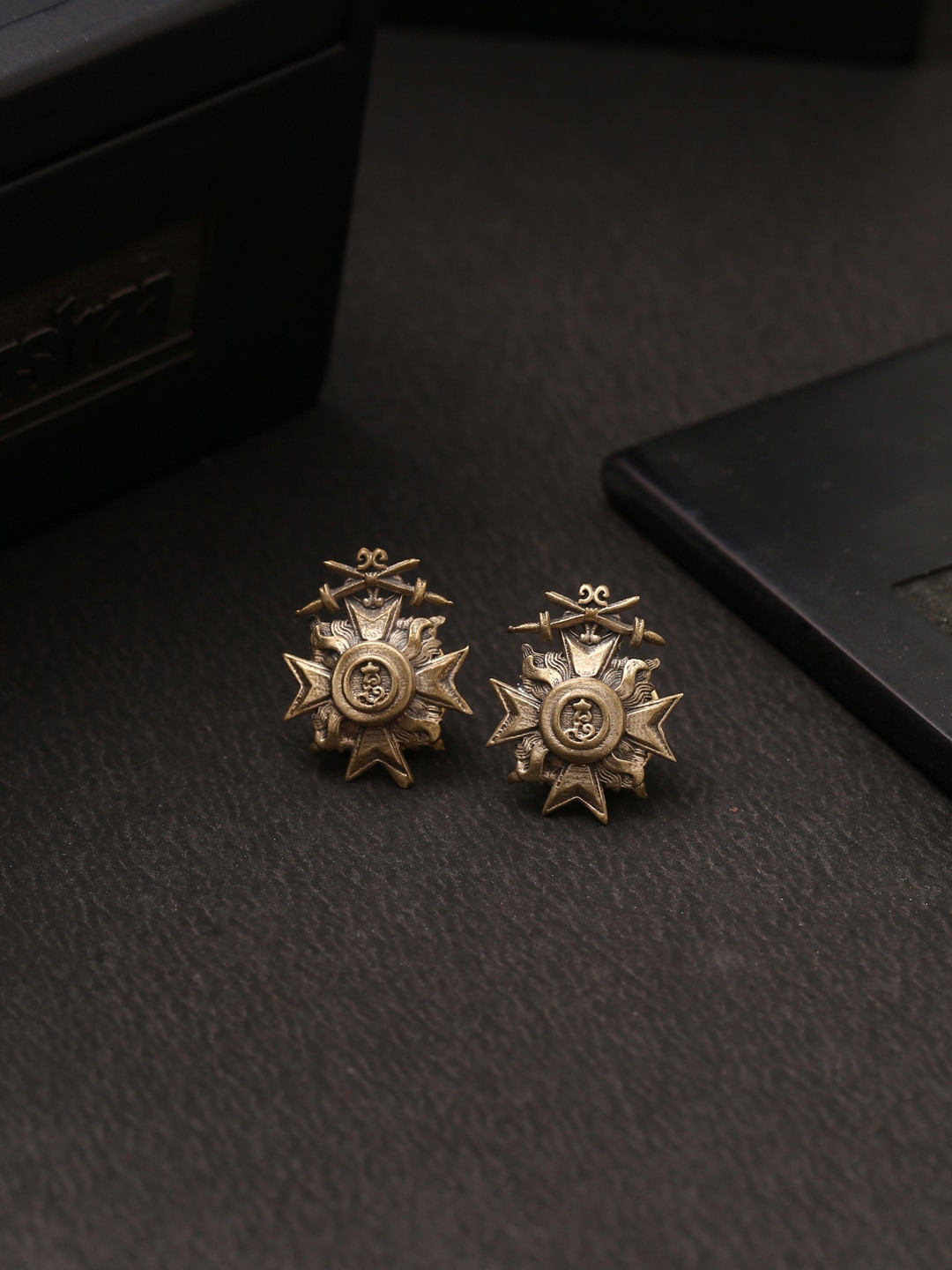 COSA NOSTRAA Men Antique Gold-Toned Musashi Collar Tips Accessory Gift Set