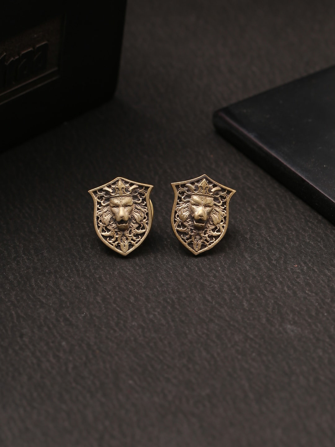 COSA NOSTRAA Men Gold-Toned Lion Shield Collar Tips Accessory Gift Set