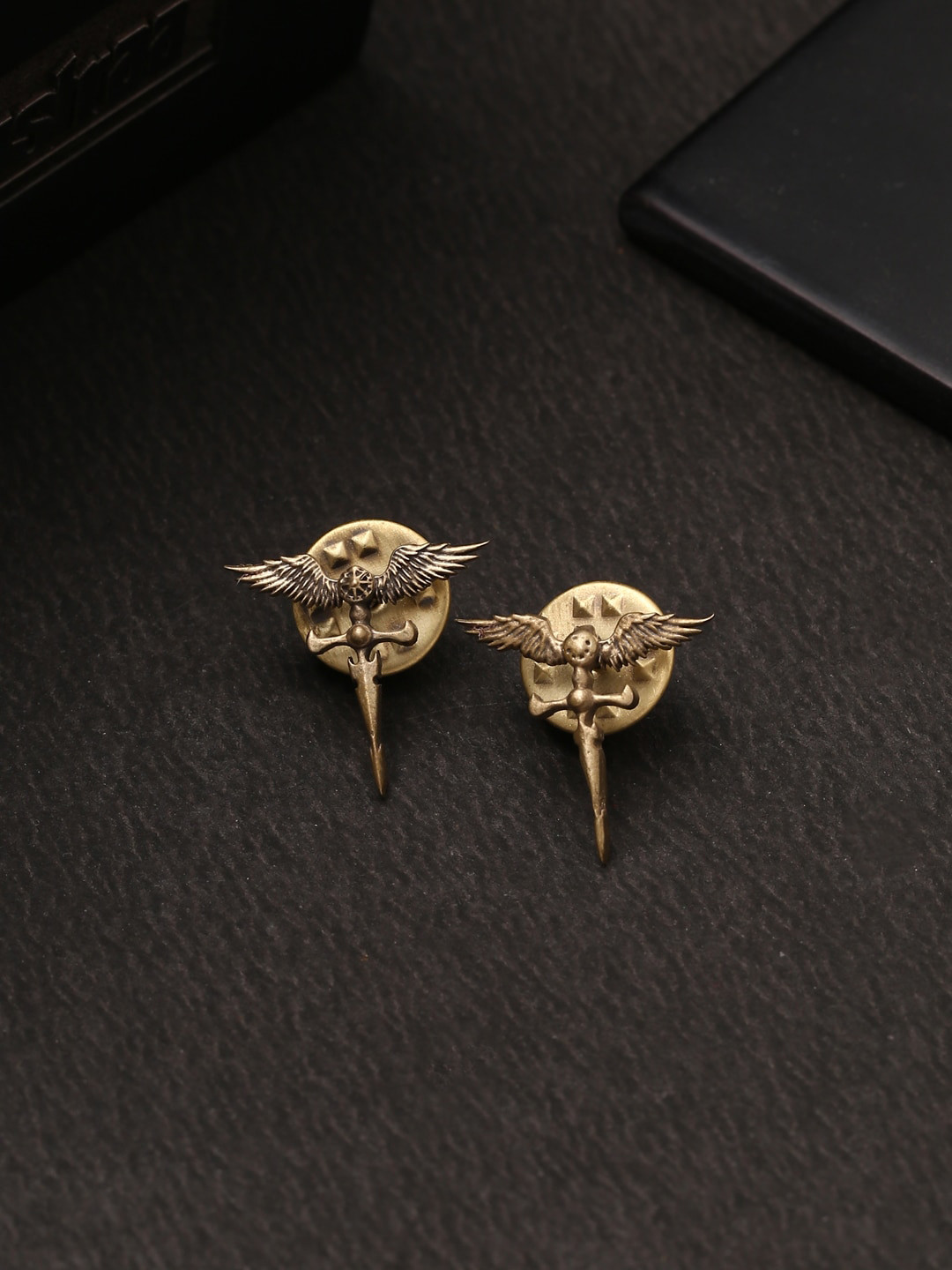 COSA NOSTRAA Men Gold-Toned Roman Sword Collar Tips Accessory Gift Set