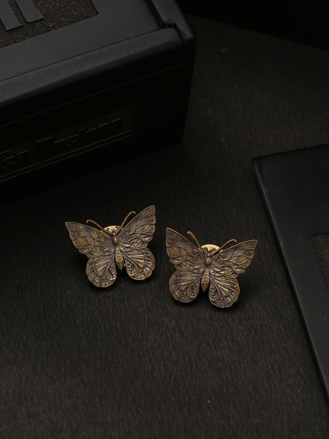 COSA NOSTRAA Men Antique Gold-Toned Butterfly Motif Collar Tips Accessory Gift Set