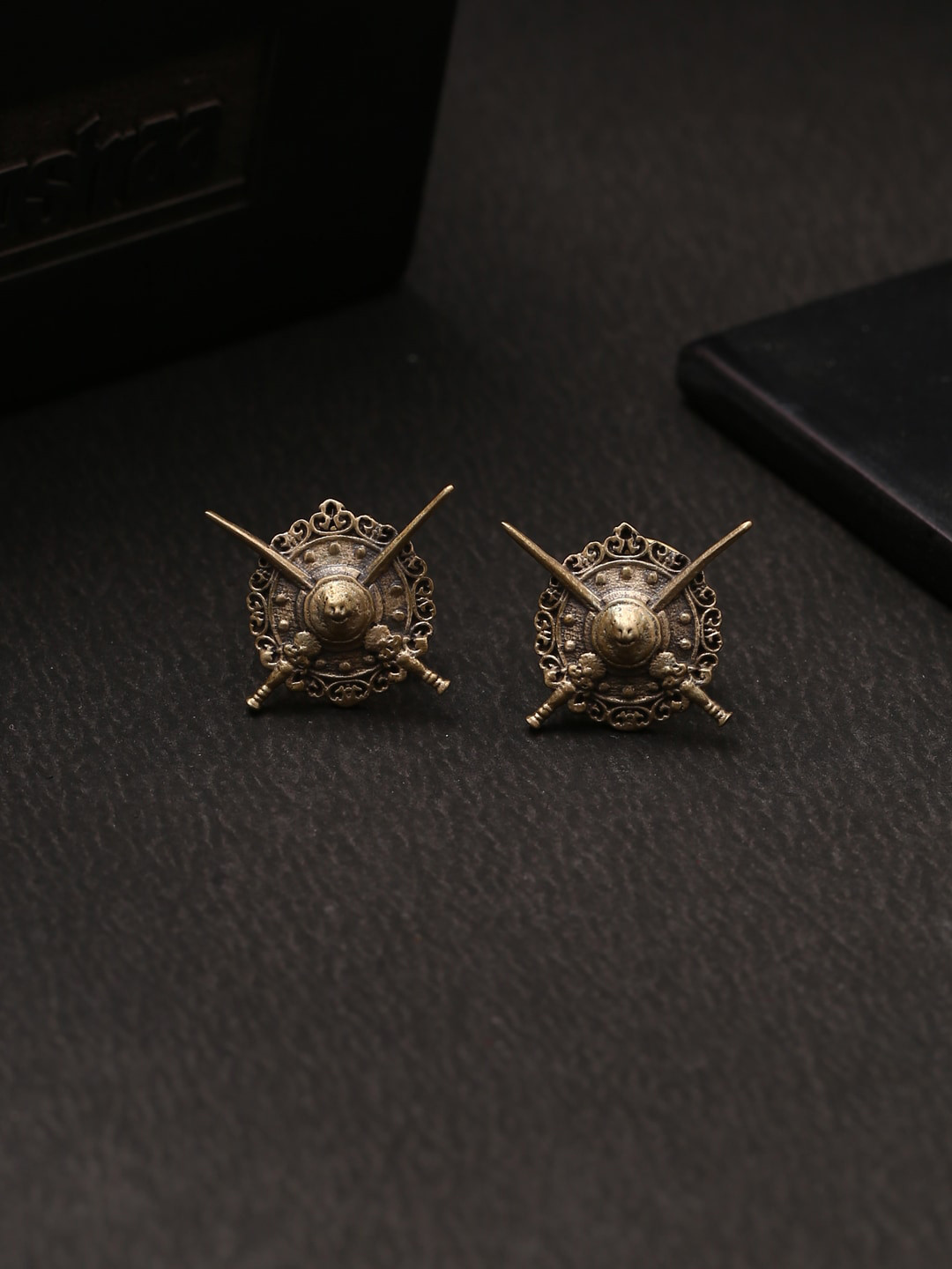 COSA NOSTRAA Men Antique Gold Shield & Sword Collar Tips Accessory Gift Set