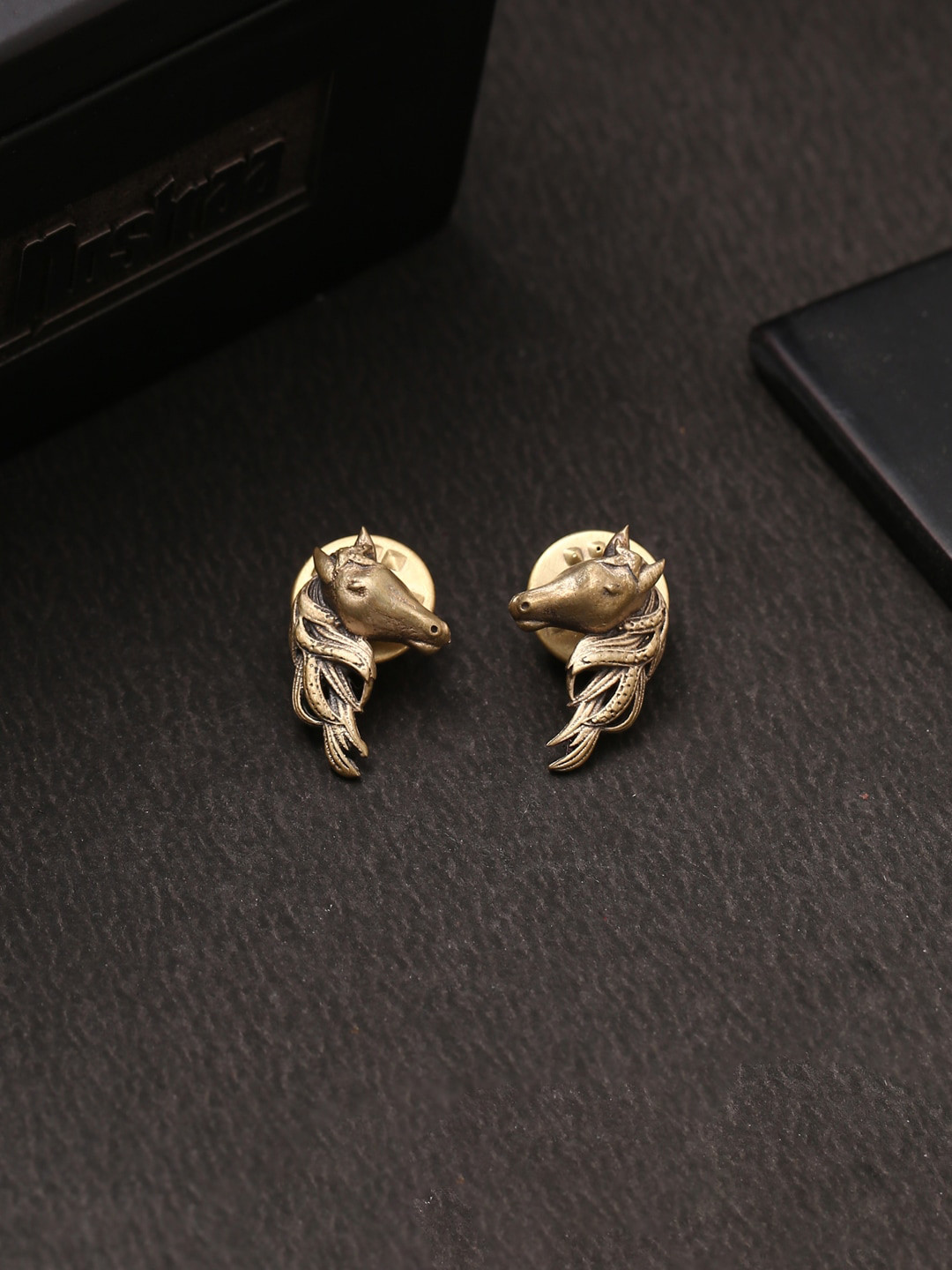 COSA NOSTRAA Men Gold-Toned Royal Horse Collar Tips Accessory Gift Set