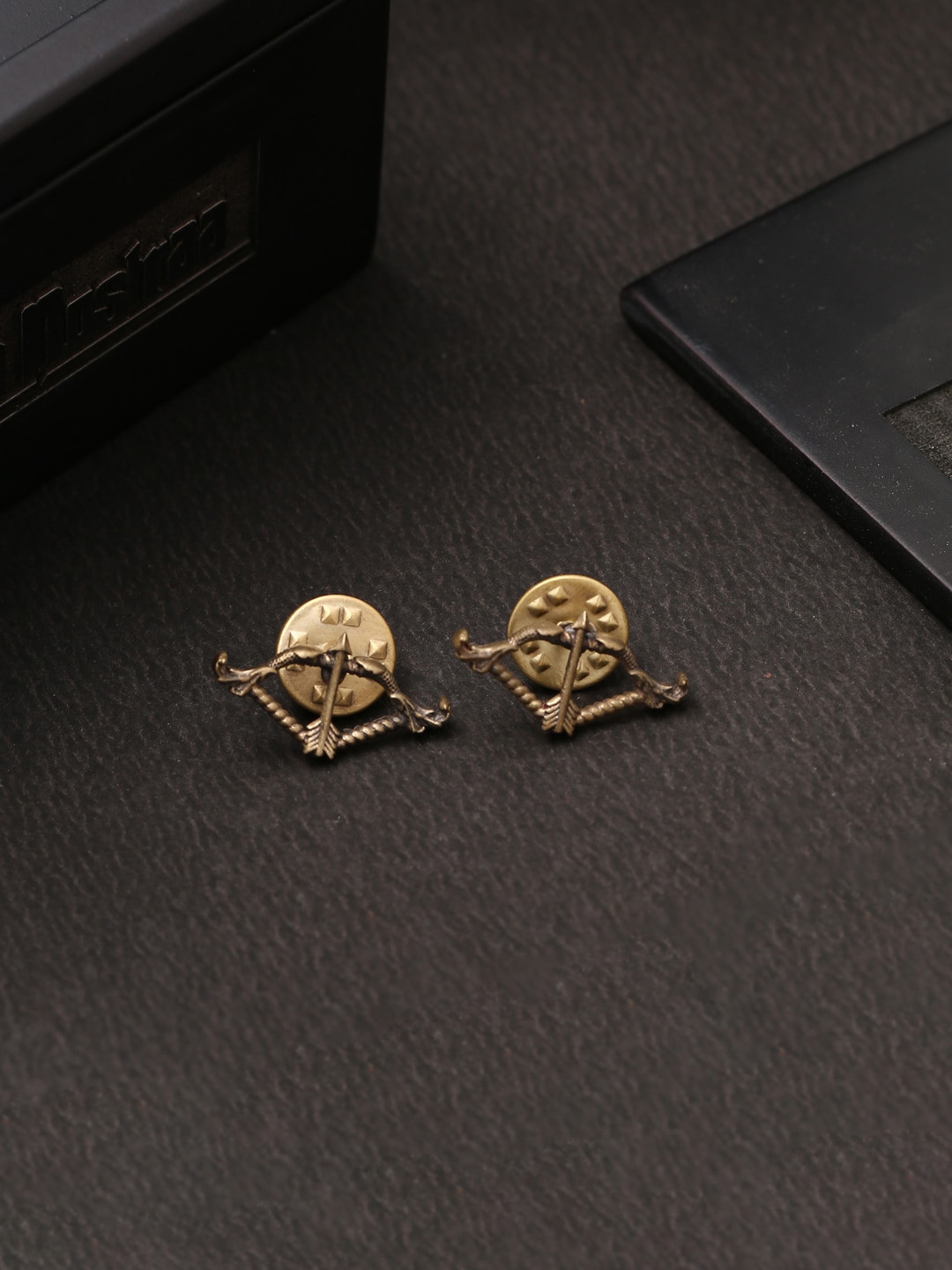 COSA NOSTRAA Men Antique Gold-Toned Bow & Arrow Collar Tips