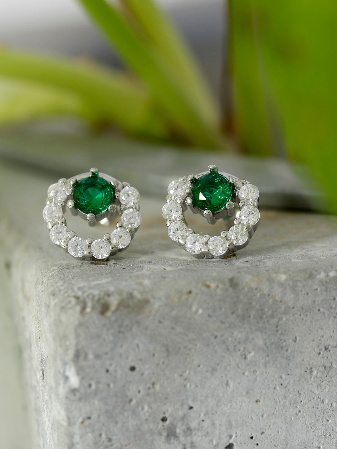 GIVA 925 Sterling Silver Rhodium Plated Emerald Green Halo Stud Earrings