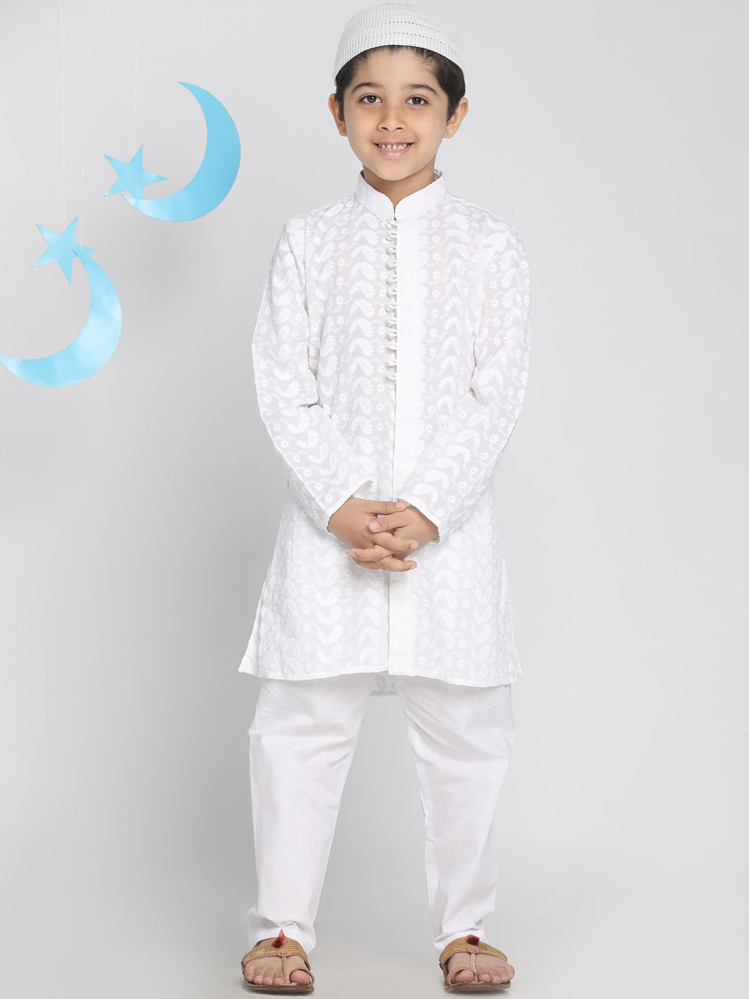 VASTRAMAY Boys White Embroidered Pure Cotton Kurta & Pyjamas with Cap