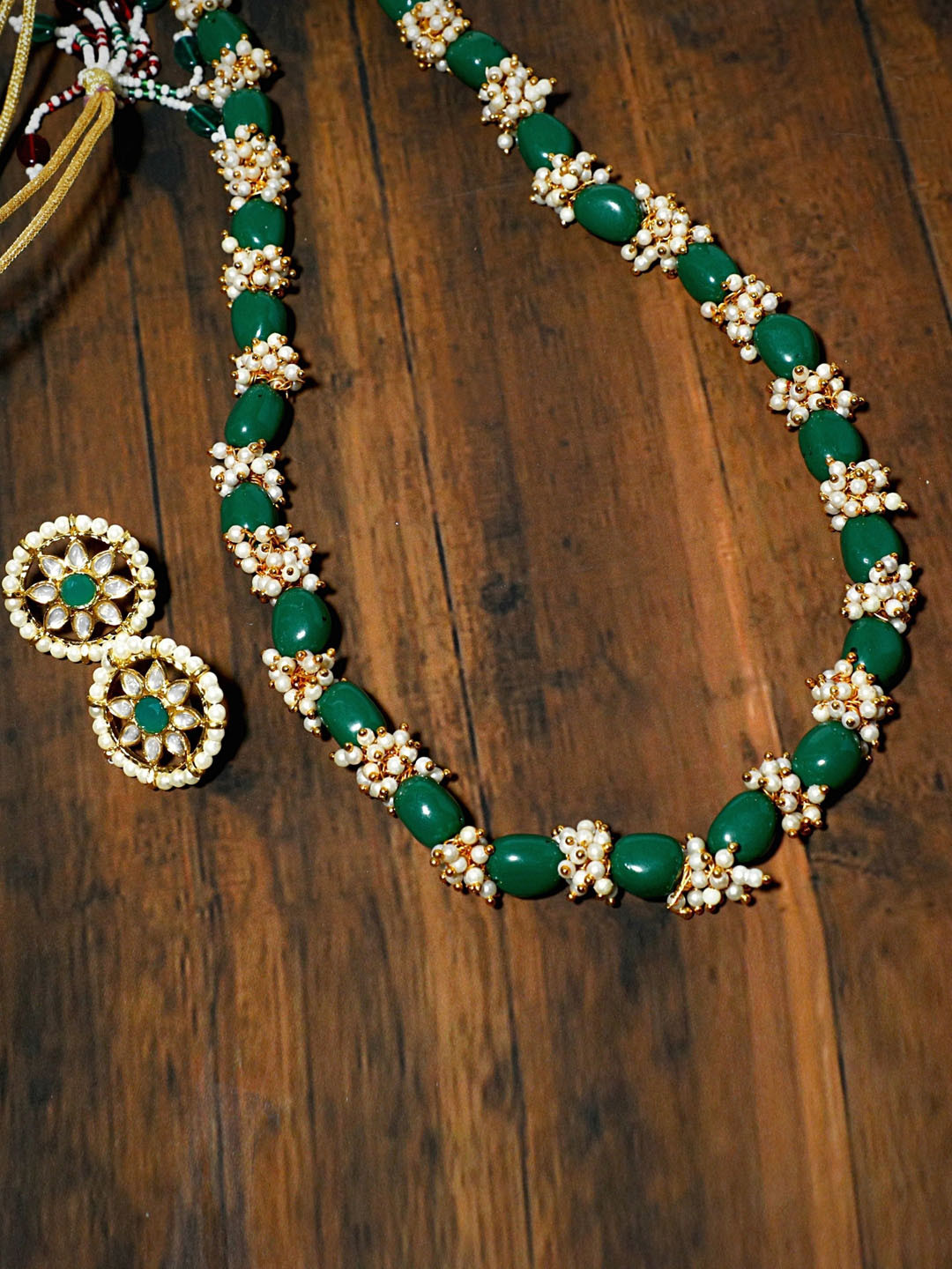 KARATCART Gold-Plated White & Green Emerald Tumble & Pearl Beaded Handcrafted Jewellery Set