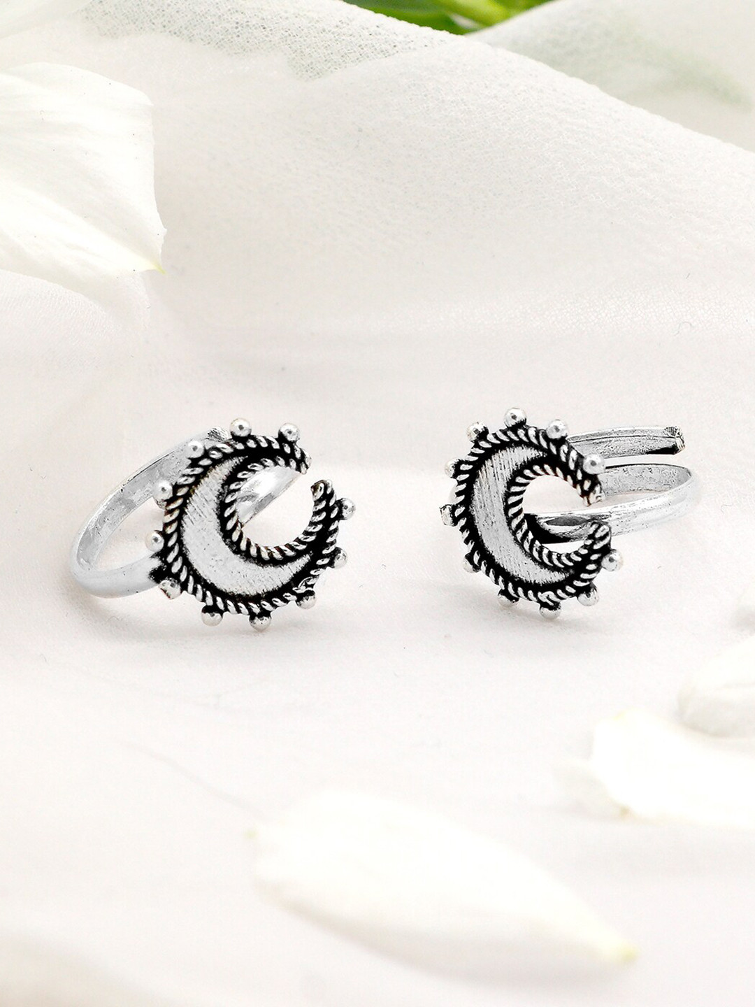 TEEJH Set Of 2 Oxidised Silver-Toned & Black Oxidised Toe Rings