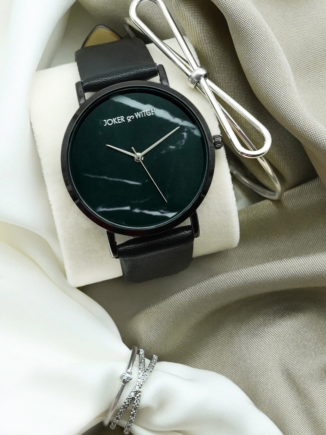 JOKER & WITCH Women Black & Silver-Toned Raven Love Triangle Watch Gift Set JWLT183