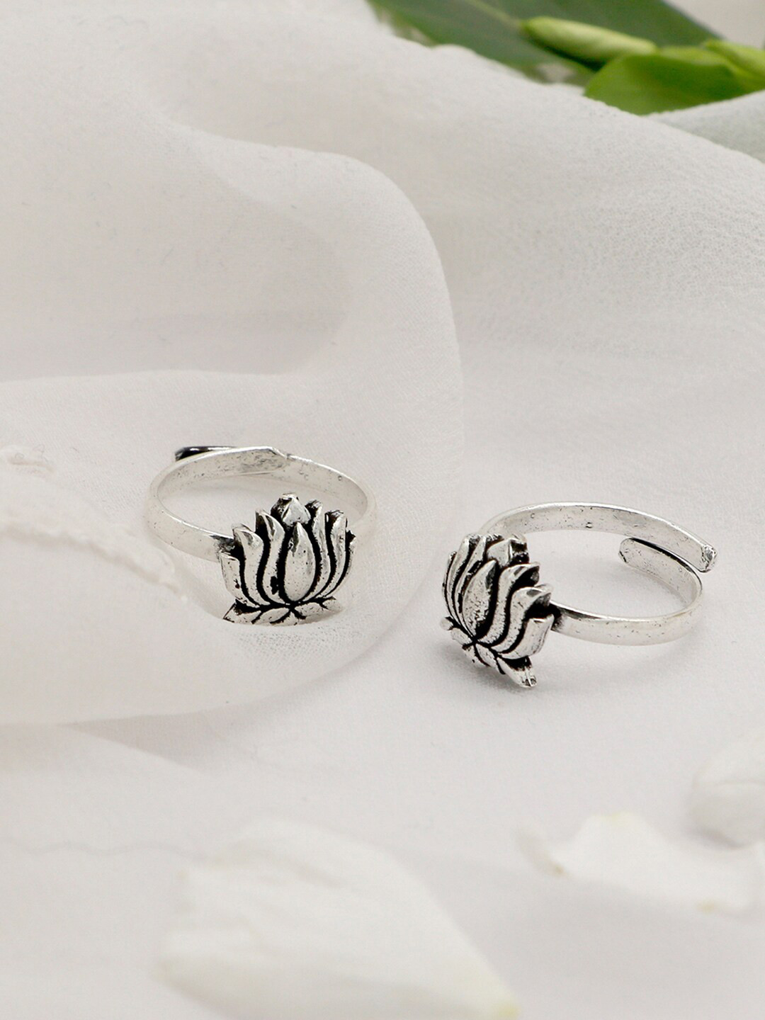 TEEJH Set Of 2 Oxidised Silver-Toned Lotus-Shaped Adjustable Toe-Ring