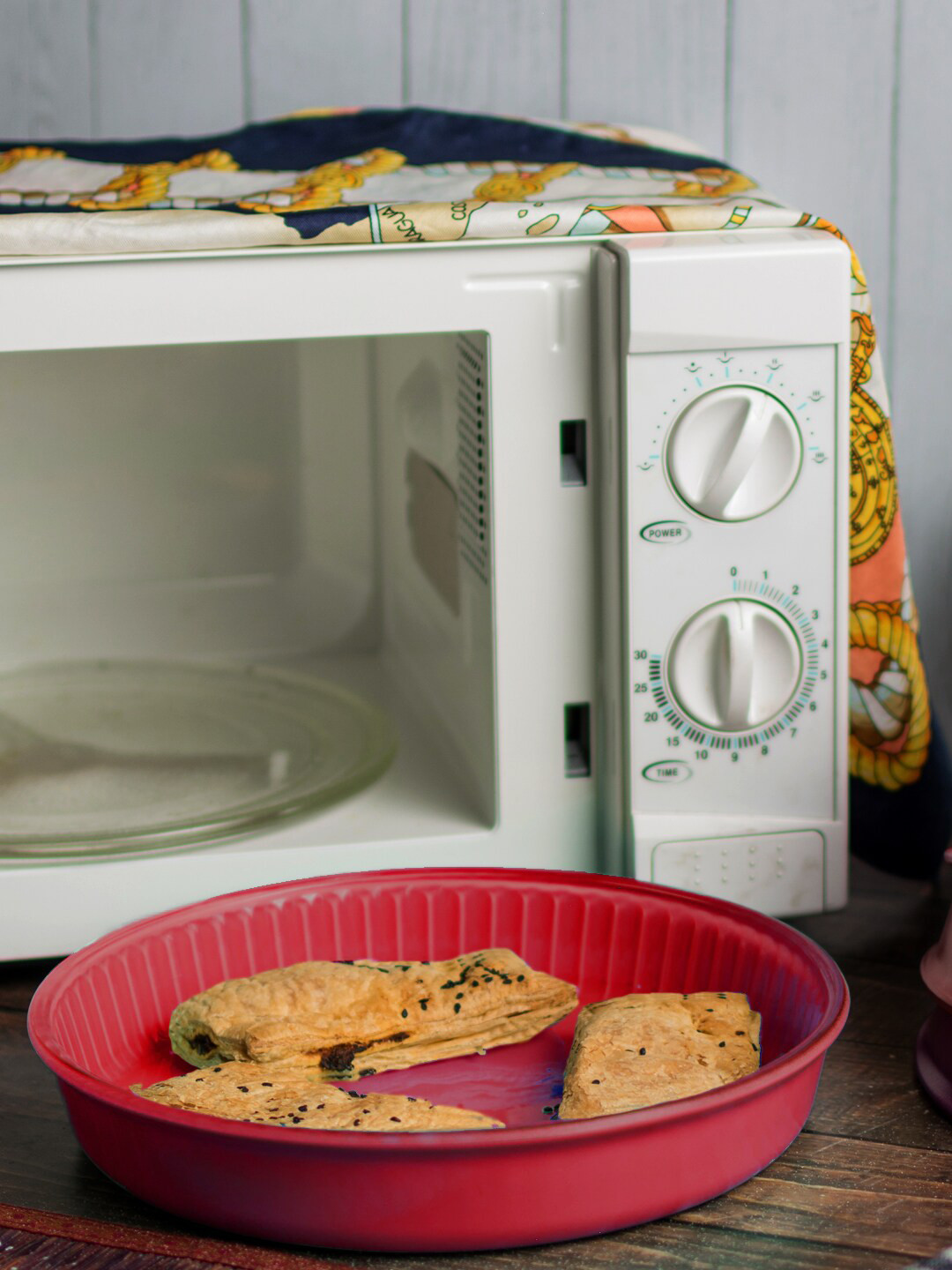 Pasabahce Red Solid Round Baking Tray 1.75 Ltr (1750ML)