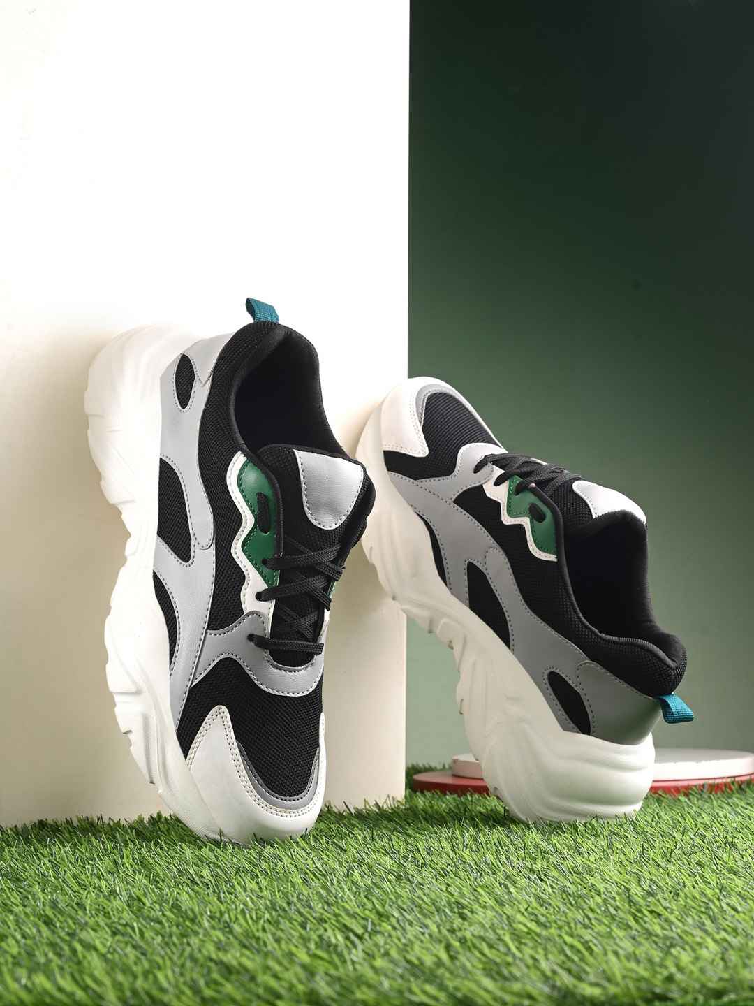 Roadster Men Black & Grey Colourblocked Lightweight Sneakers - Image 1