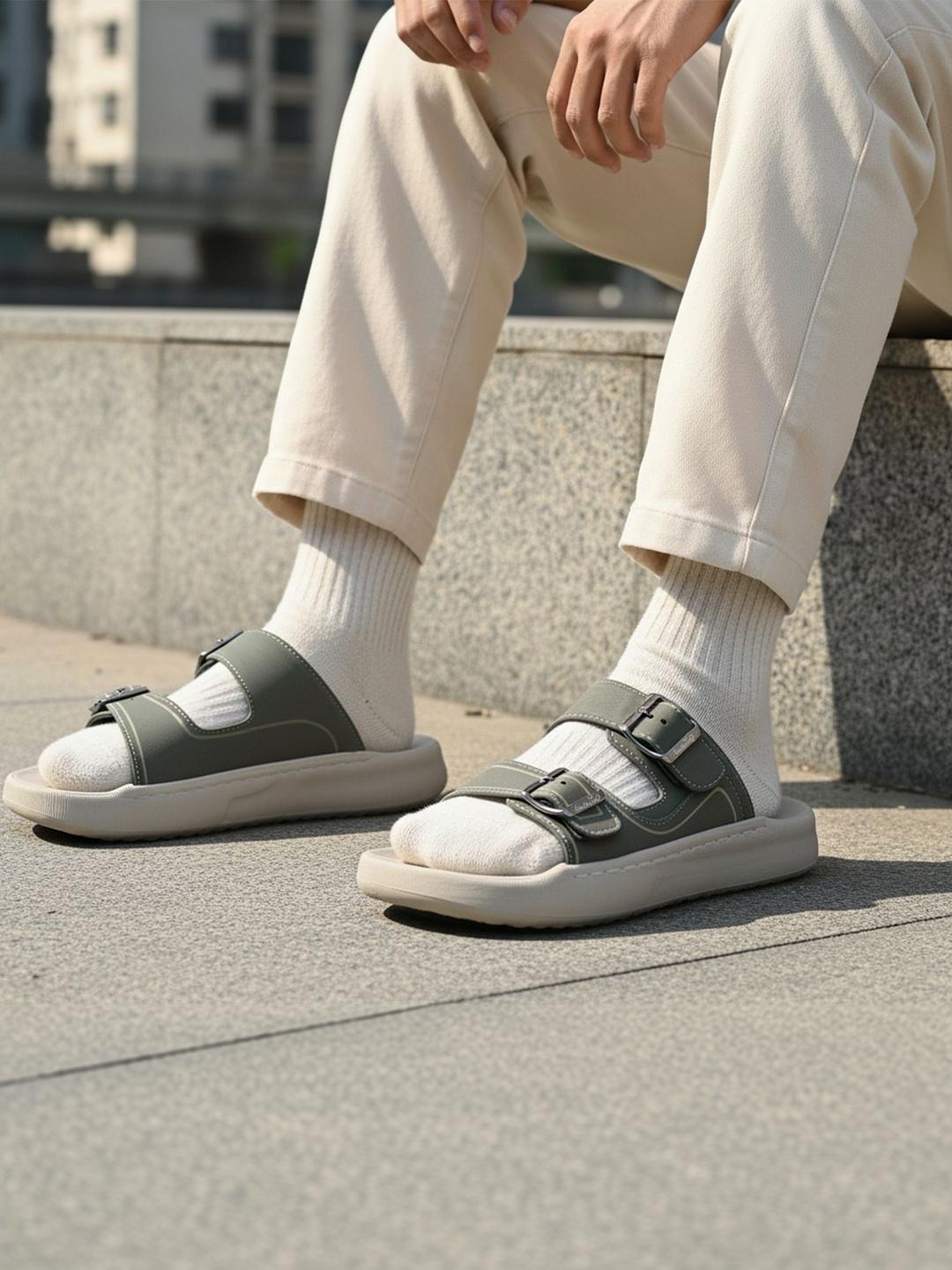 Walkaroo Men Clogs Sandals