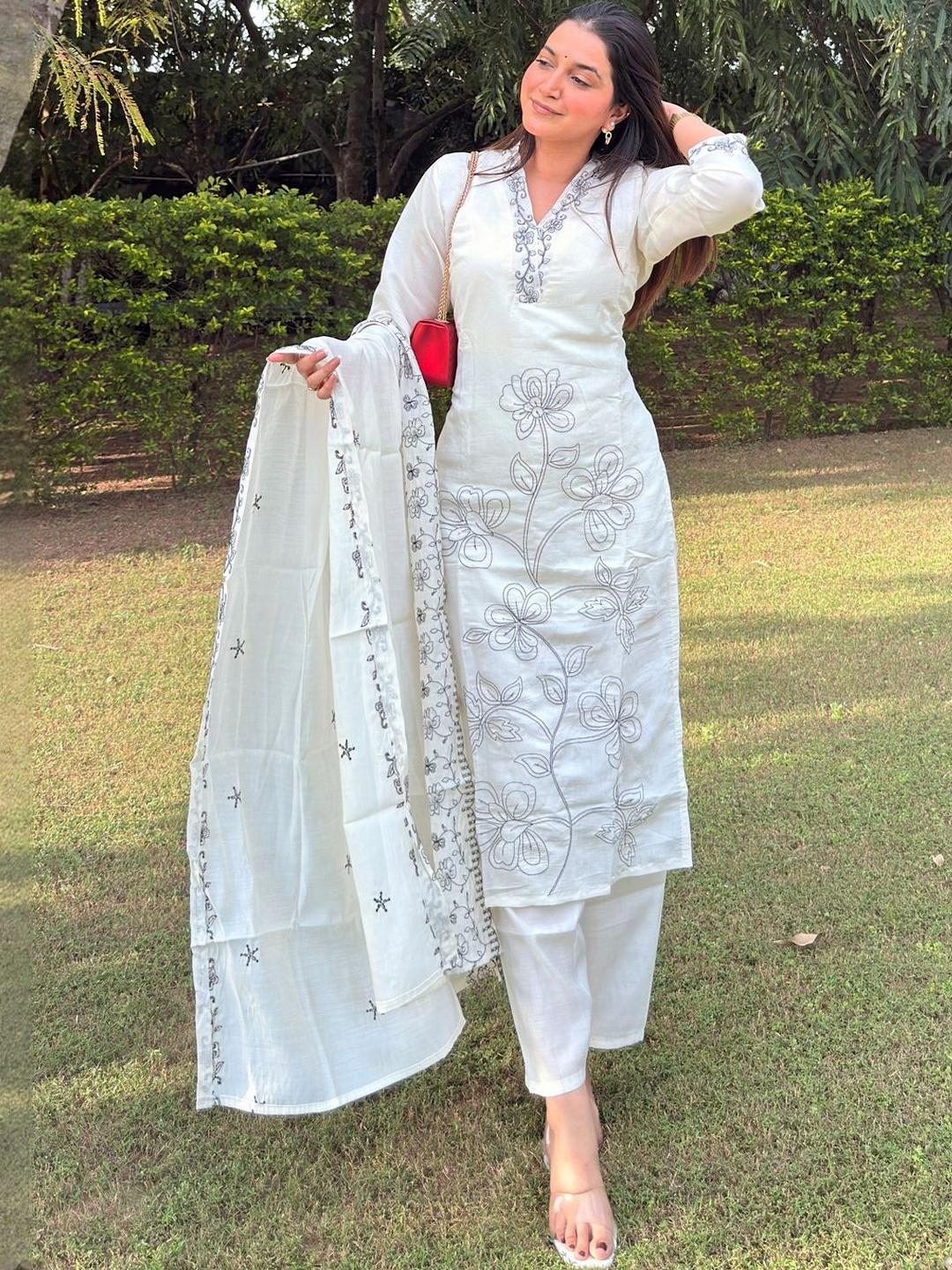 VredeVogel Women Floral Embroidered Kurta Set