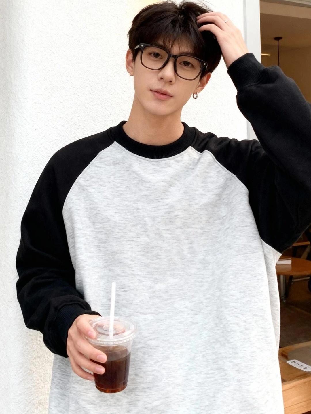 Imsa Moda Men Colourblocked Sweatshirt - Image 1