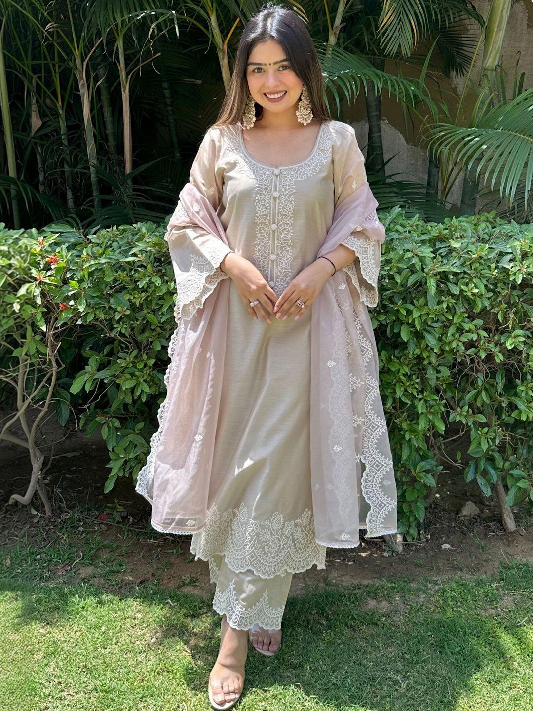 Royal Export Women Embroidered Kurta Set