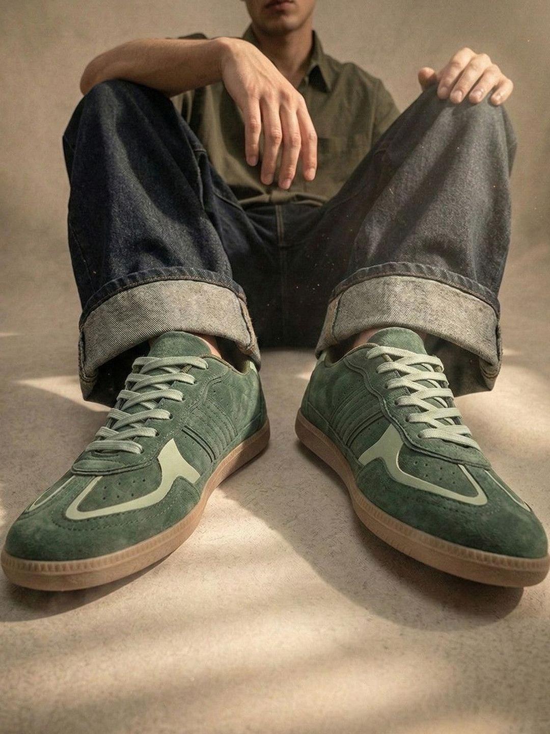 Roadster Men Round Toe Casual Sneakers