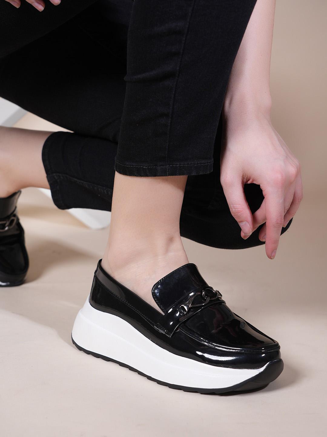 The Roadster Lifestyle Women Black Buckle Detailed Loafers