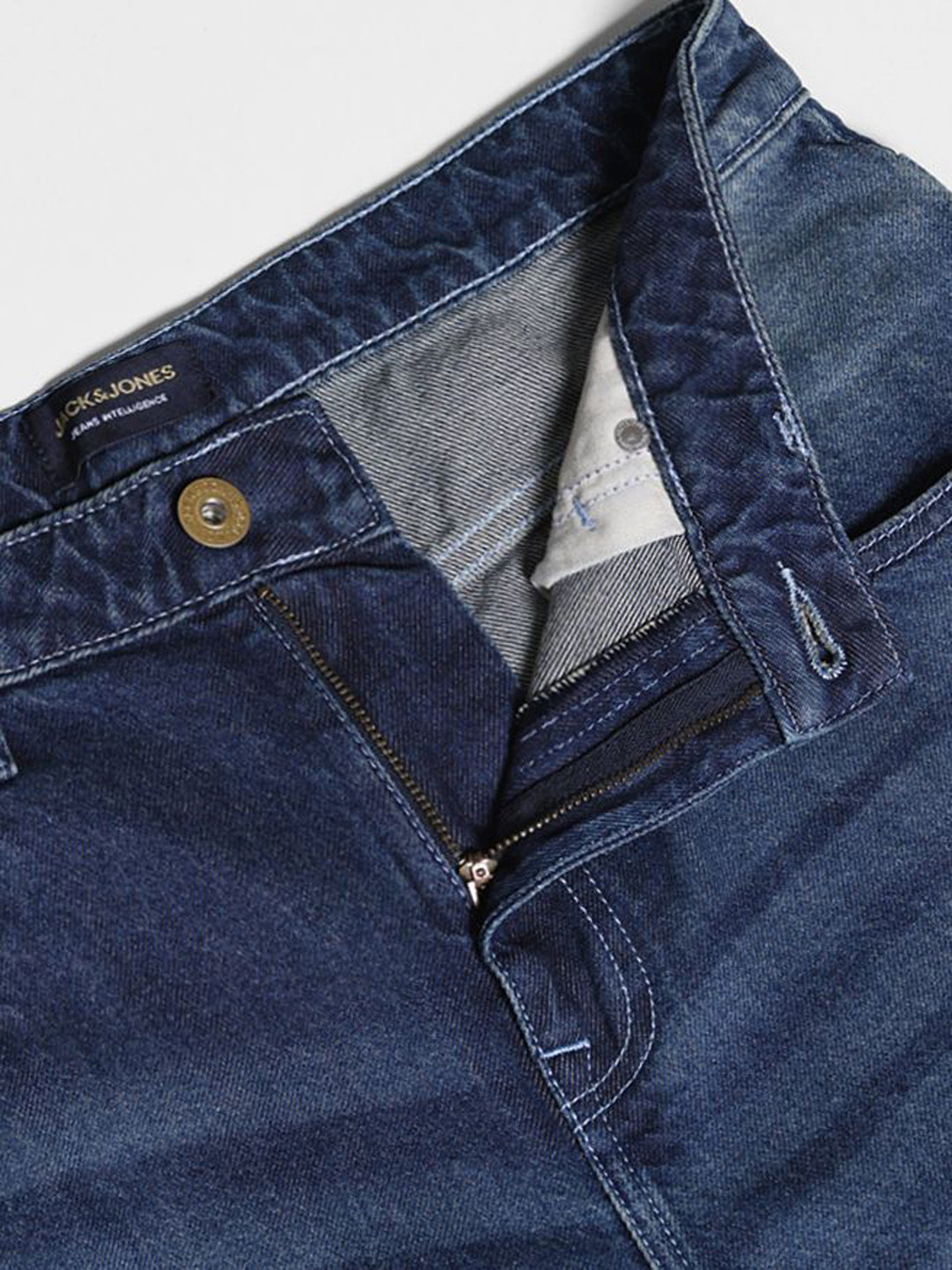 Jack & Jones Men Relaxed Fit Low-Rise Light Fade Jeans - Image 6