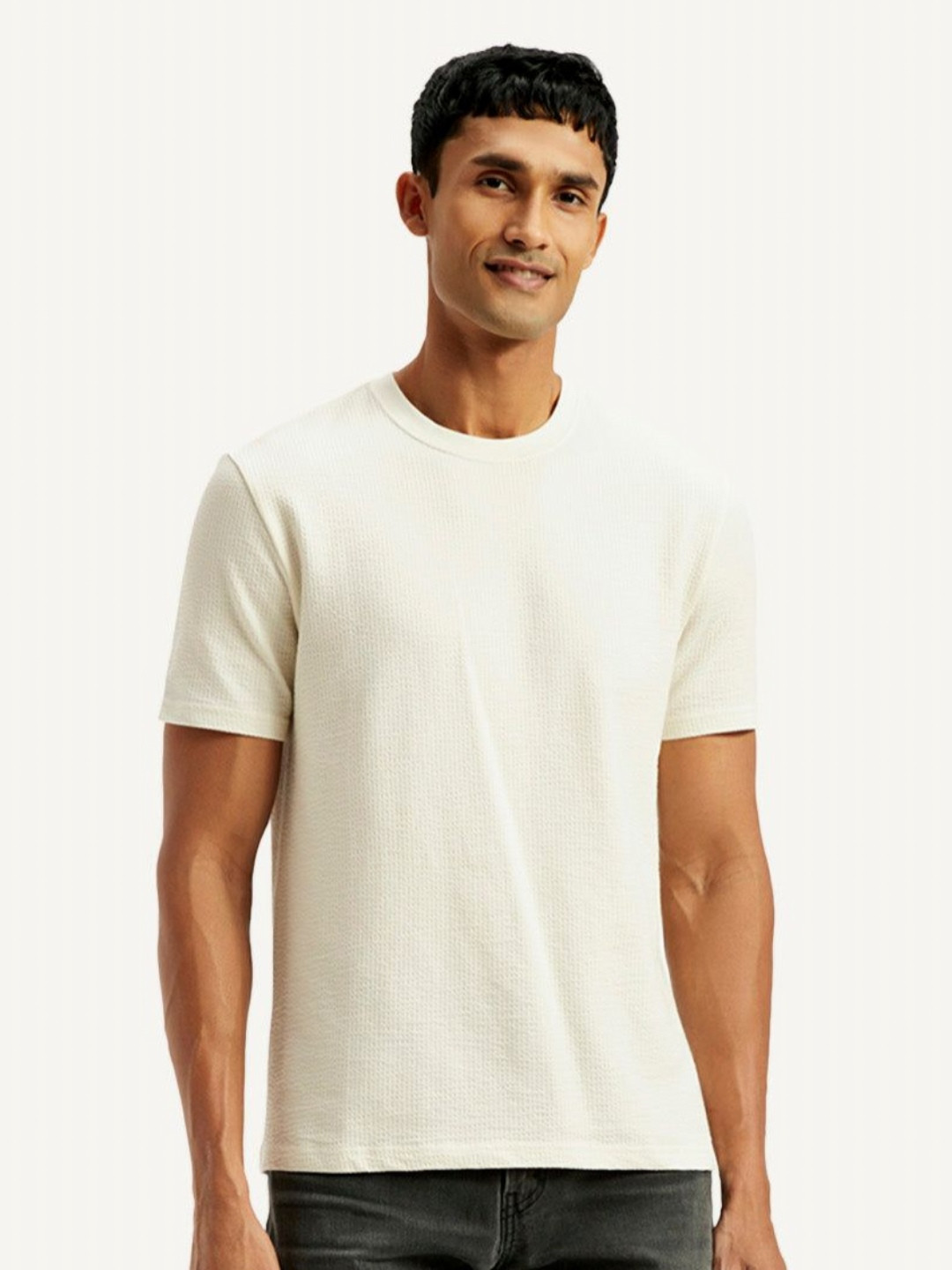 Levis Men Solid Round Neck Cotton T-shirt