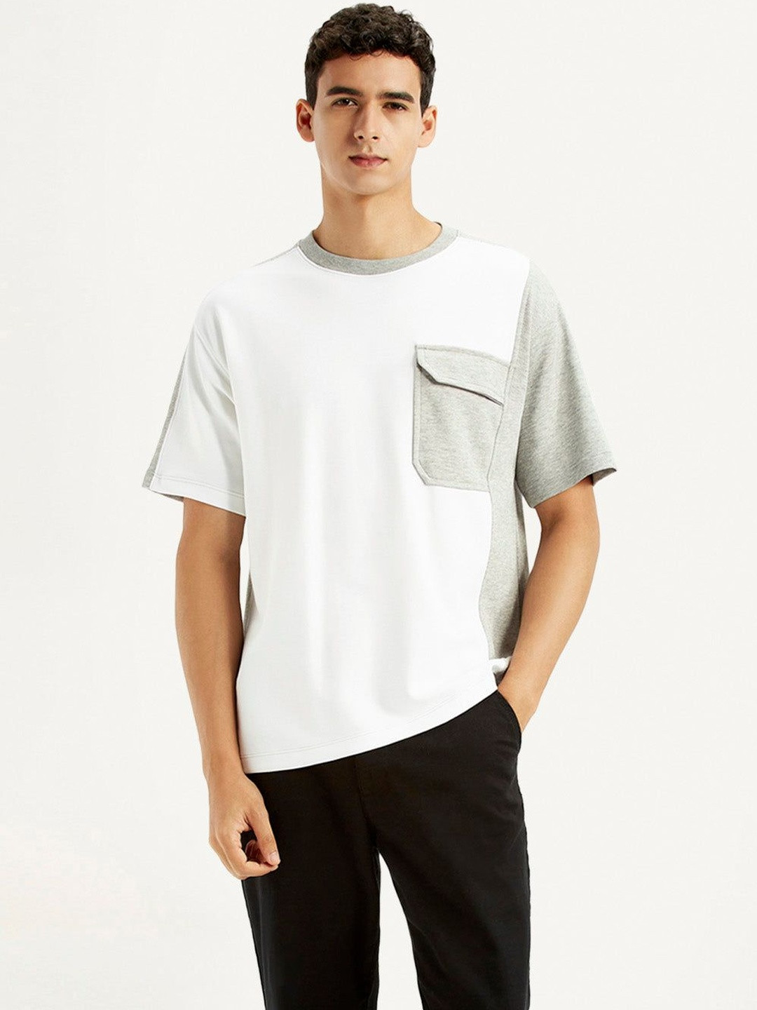 Levis Men Colourblocked Pockets T-shirt